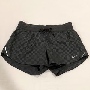 Nike Women Shorts in Gray Size S